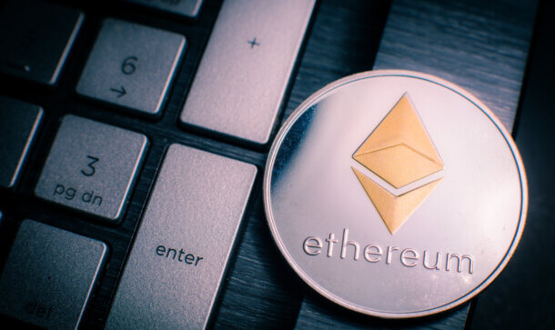 Ethereum-Ideenwettbewerb: Reddit sucht den Super-Coin Ethereum-Münze neben Nummernblock in Nahaufnahme