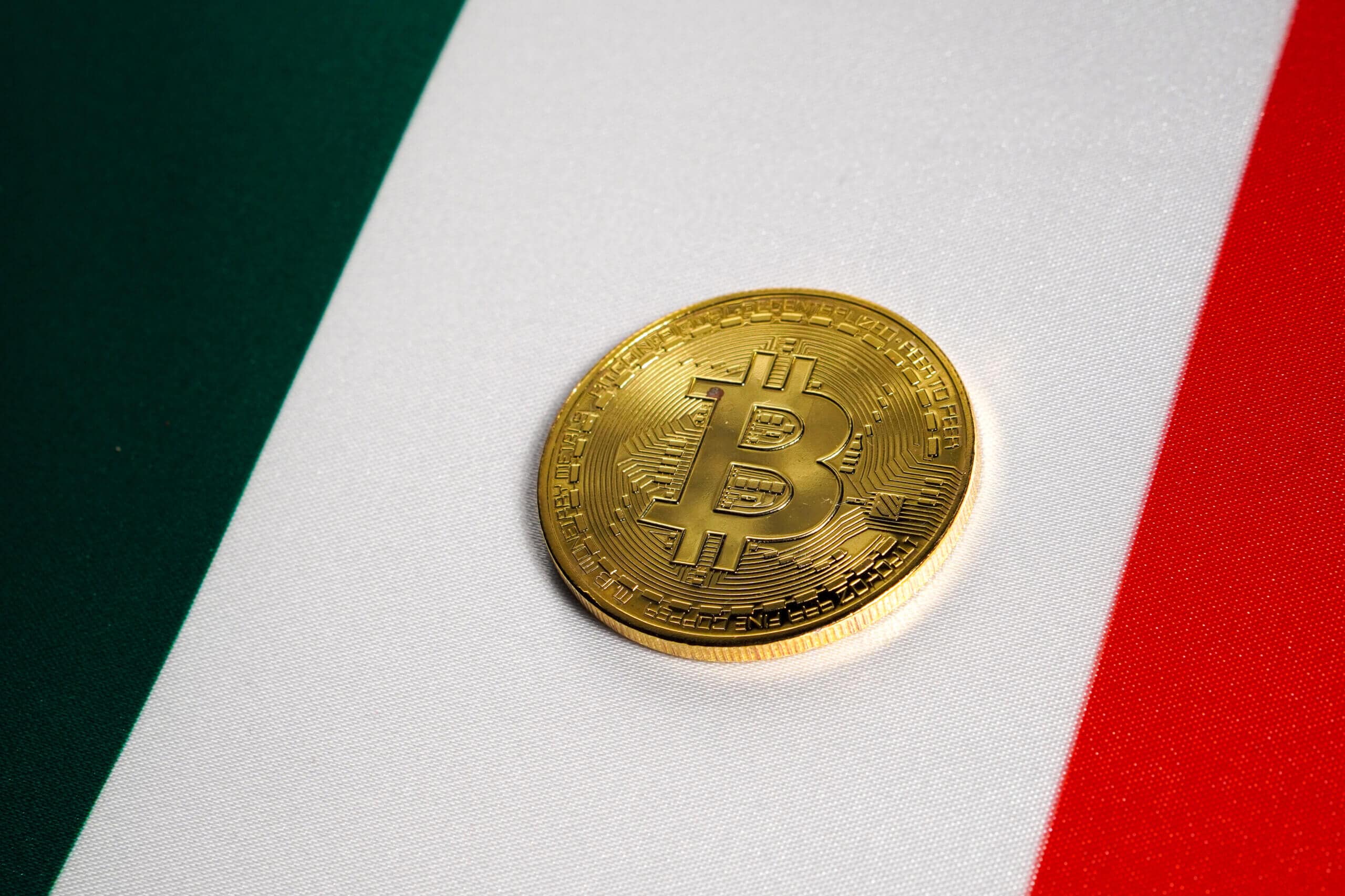 Bitcoin-Münze auf Italien-Flagge