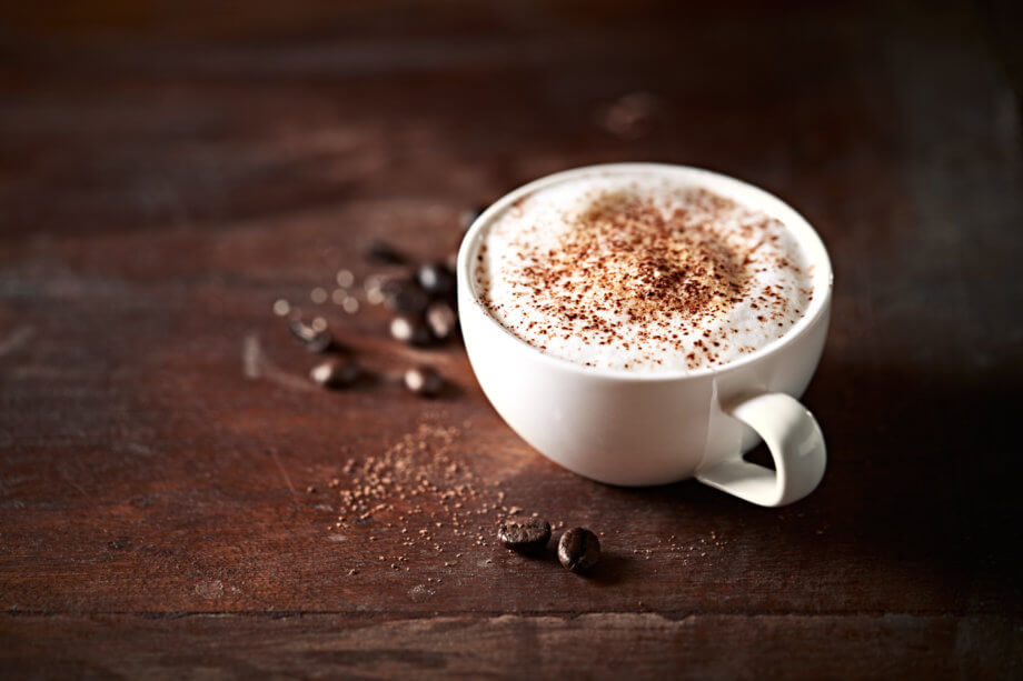 Bitcoin, Ethereum und Ripple: Die Top News der Woche kaffeetasse-auf-einem-holztischj