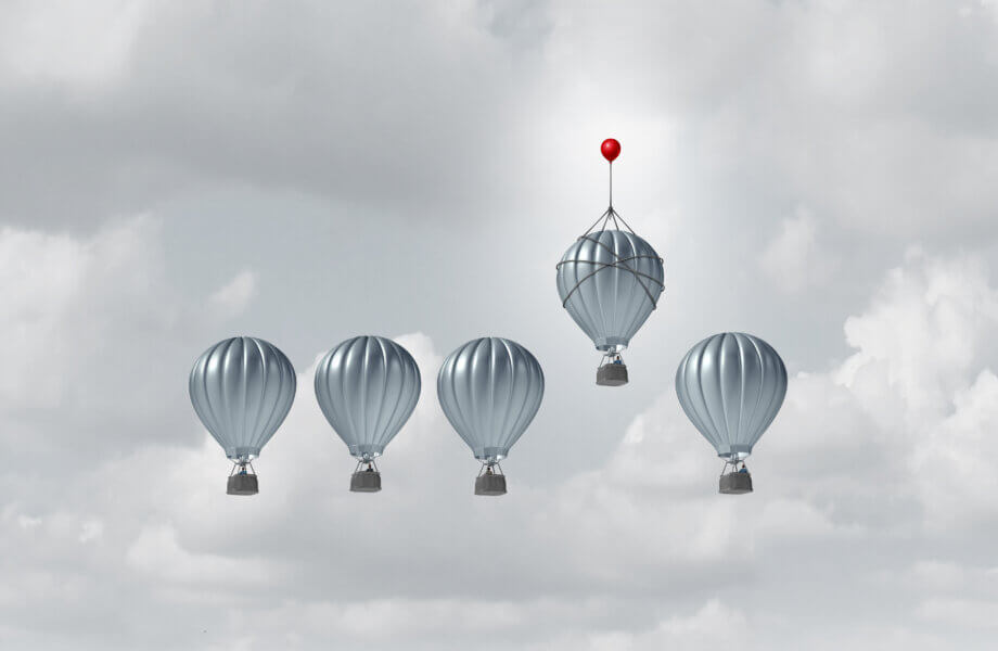 Binance versus the World: Der Krieg der Bitcoin-Börsen fünf graue heißluftballons, von denen sich der vierte von links von den anderen abhebt, indem er von einem roten kleineren ballon nach oben gezogen wird