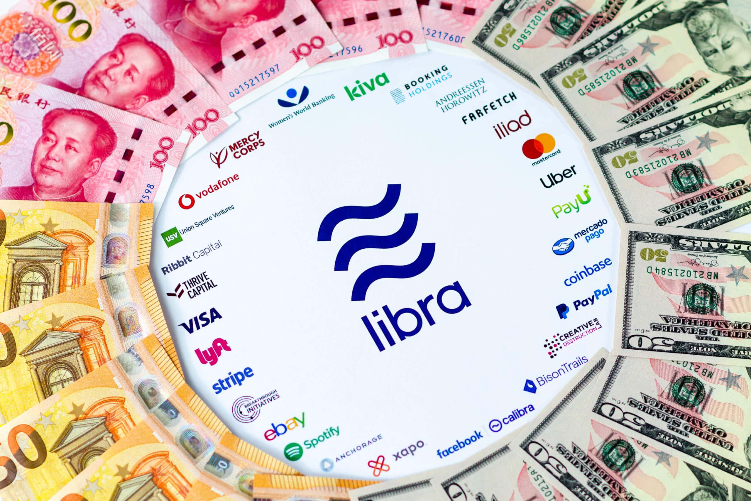 Libra-Logo umringt von Banknoten in US-Dollar, Euro und Remnibi