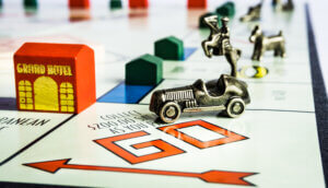 Ein Monopoly-Brett, dass das Los-Feld zeigt, auf dem das Auto steht