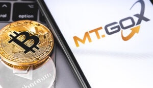 Montage mit Bitcoin- und Ethereum-Münze und Mt.Gox-Logo auf Smartphone-Display