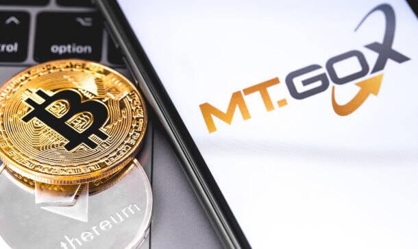 Tulip Trust: Craig Wright erhebt Anspruch auf Mt.Gox-Beute Montage mit Bitcoin- und Ethereum-Münze und Mt.Gox-Logo auf Smartphone-Display
