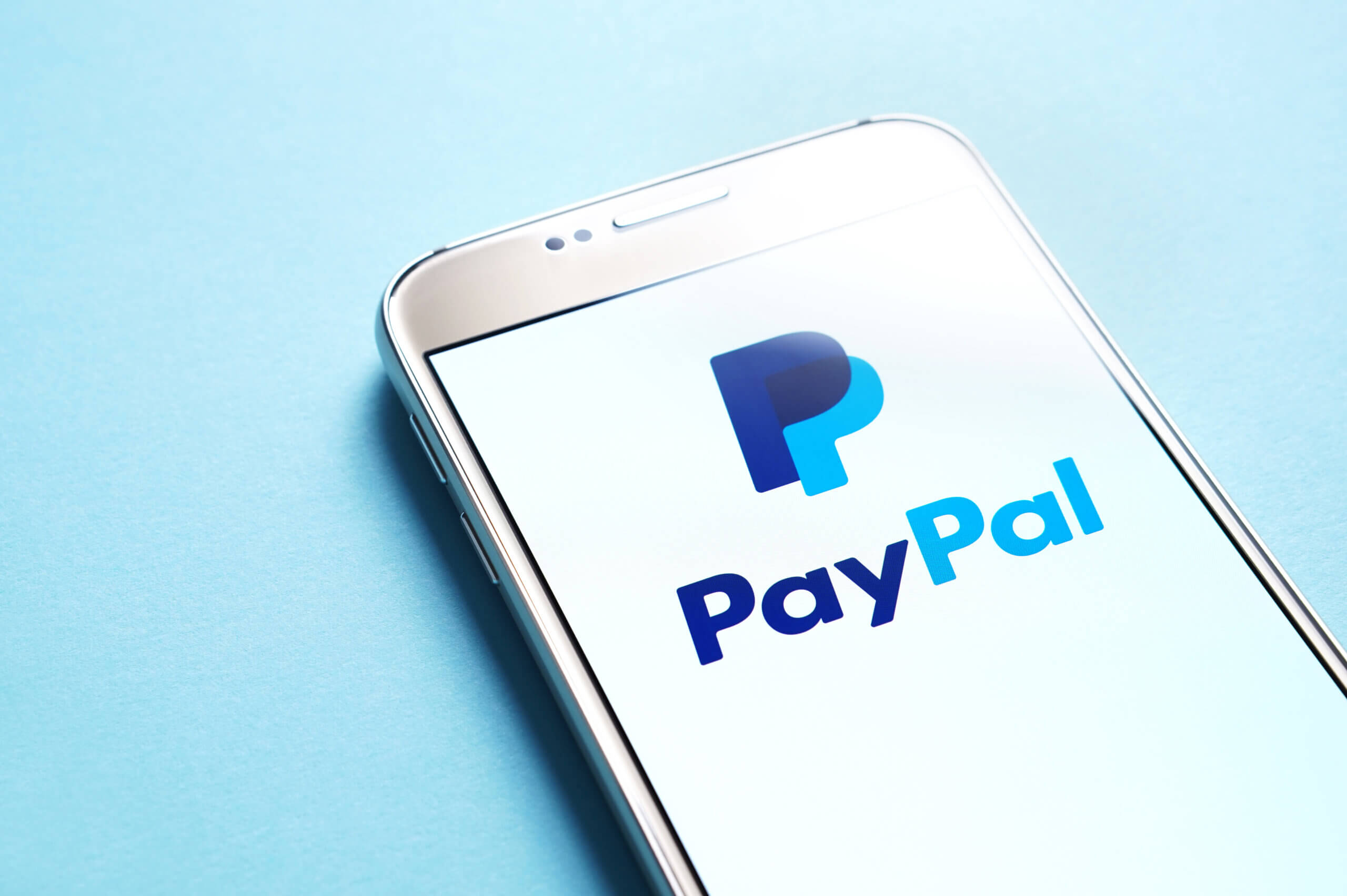 paypal symbol auf einem smartphone