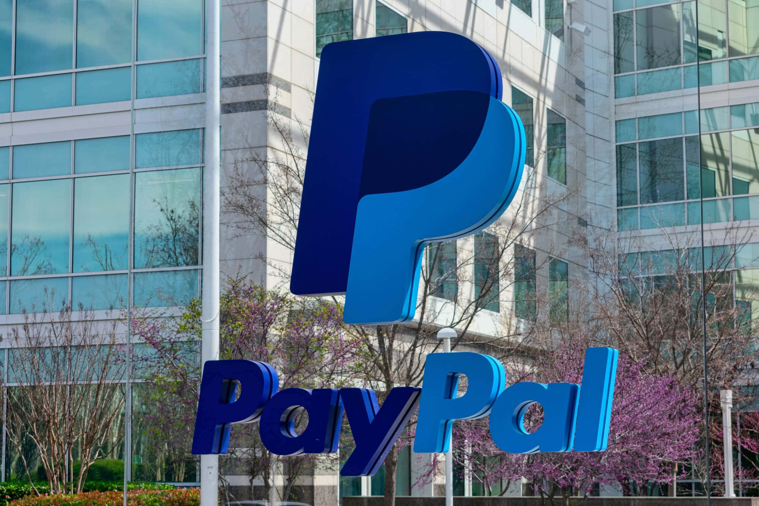 PayPal logo vor dem gebäude