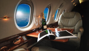 Luxuriöse Kabine in einem Privatjet