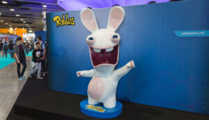 Ein Rabbid von Ubisoft bei einer Austellung: Hasenförmiges Maskottchen