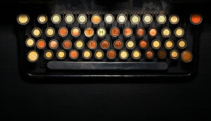 Eine Schreibmaschine, die die Buchstaben "the end" anzeigt mit gelben und roten tasten auf schwarzem hintergrund