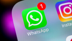 Ein Whatsapp Sybol (grünes quadrat mit abgerundeten ecken mit einer weißen sprechblase, in der sich ein telefonhörer befindet) auf einem Smartphone. Rechts oben beim whatsapp-symbol sieth man eine weiße Eins, umrundet von einem roten kreis