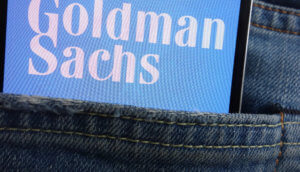 Goldman-Sachs-Logo auf Smartphone in Hosentasche.