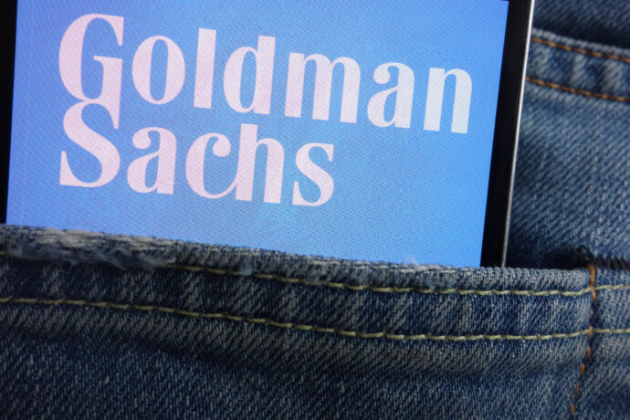 Goldman-Sachs-Logo auf Smartphone in Hosentasche.