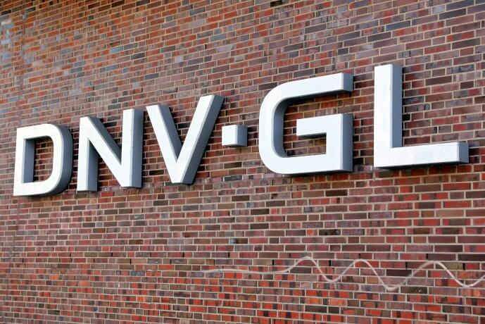 Das Logo von DNV GL auf einer Backsteinwand