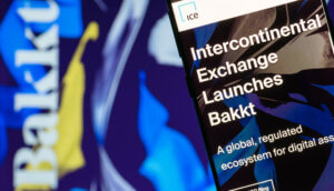 Bakkt App vor blauem Hintergrund