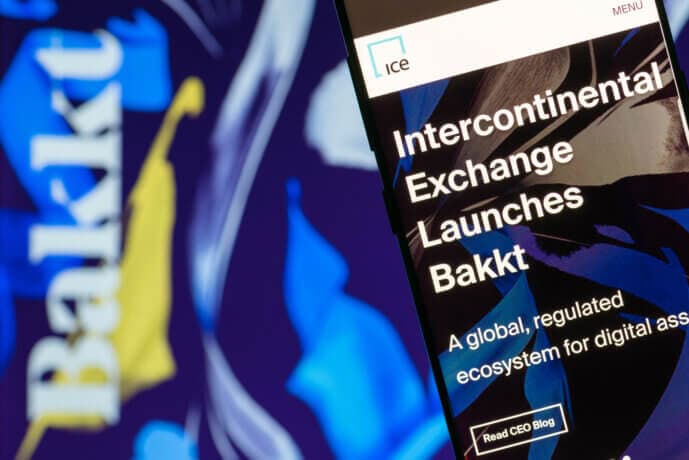 Bakkt App vor blauem Hintergrund