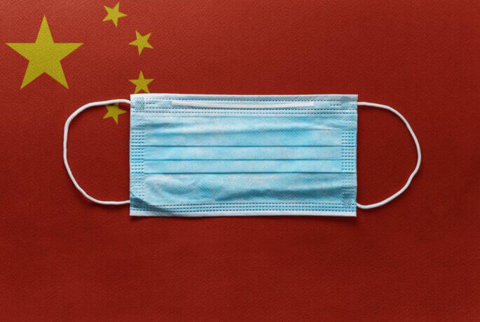 Chinesische Flagge mit Mundnasenschutz