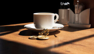 Kaffee und Bitcoinmünze