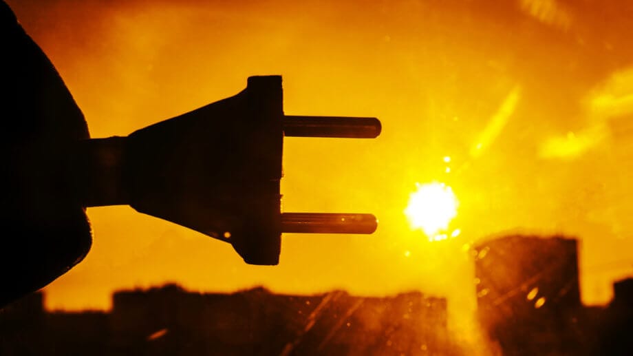 Sun Exchange: Wenn aus Solarstrom Bitcoin wird Stromstecker wird in die Sonne gehalten.