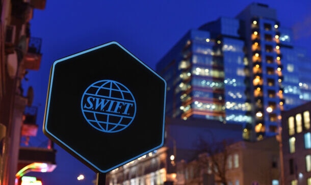 Ein Standrad, sie zu knechten: PayID sagt SWIFT den Kampf an Schild mit SWIFT-Logo
