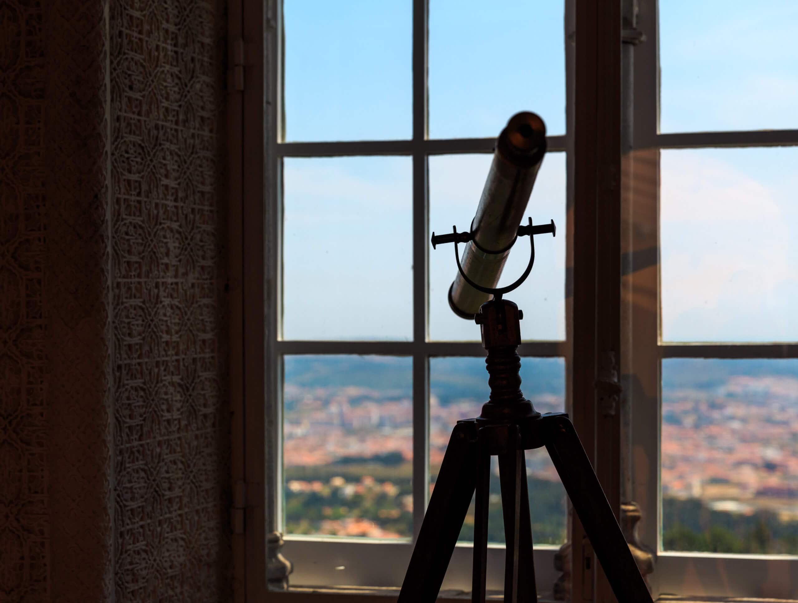 teleskop-vor-einem-fenster