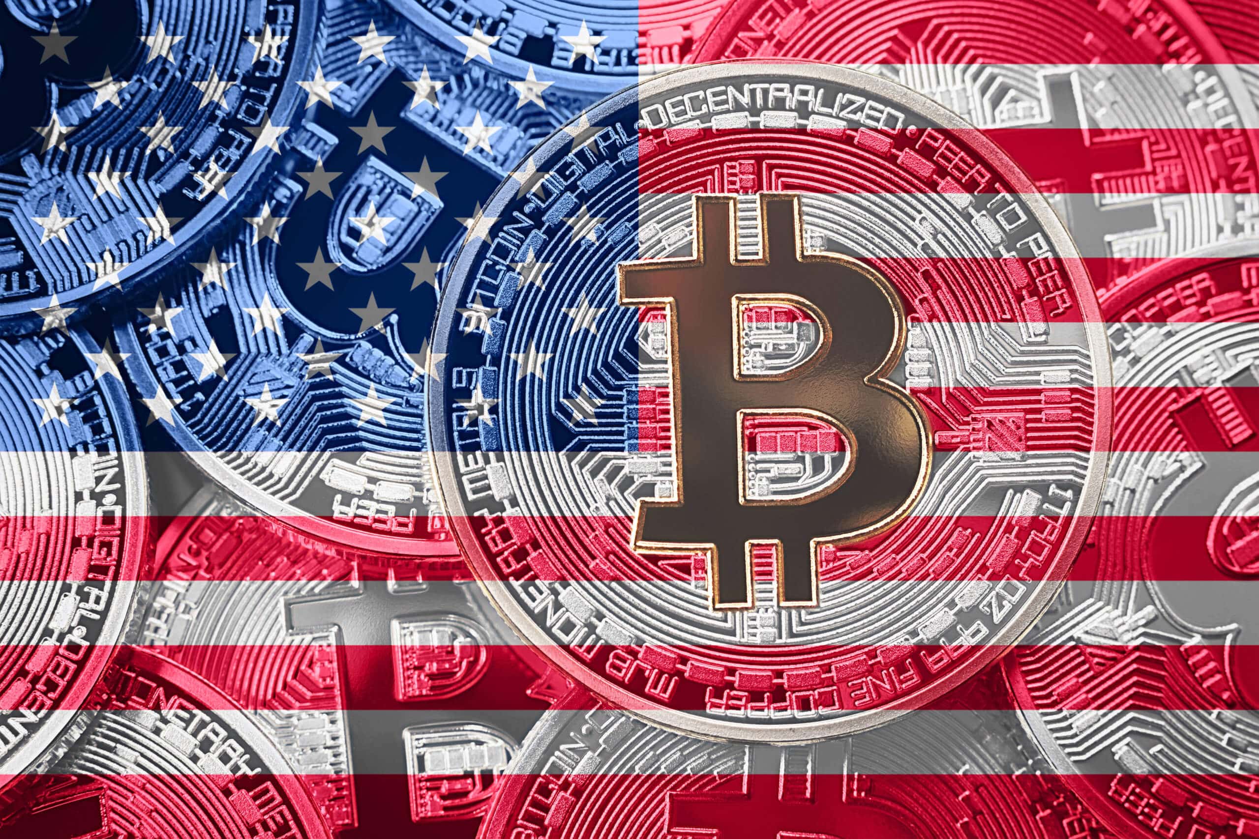Ein mit der amerikanischen Flagge verschmolzenes Bitcoin-Symbol ruht vor einem Hintergrund aus gestapelten Bitcoin-Münzen und verkörpert die dynamische Schnittstelle zwischen Kryptowährung und den USA.