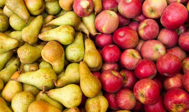 gelbe birnen und rote äpfel