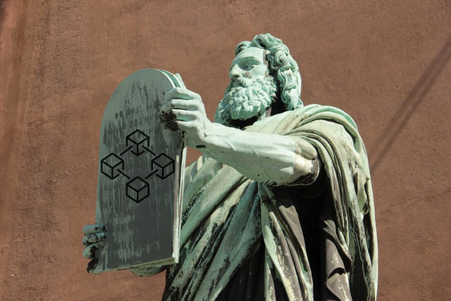 Die Dekade des Wandels: 10 Thesen zum Finanzsektor von morgen Auf dem Bild ist eine Steinskulptur zu sehen, die ein Dokument mit Thesen emporhebt als Symbol für die Veränderung von dem Finanzsektor