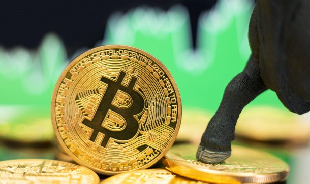 Bitcoin-Kurs (BTC) zieht an: Ist das der Halving Bullrun? Bulle steht mit Hufe auf Bitcoin Muenze
