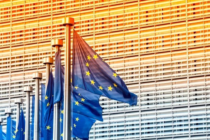 flaggen-vor-dem-gebäude-eu-kommission