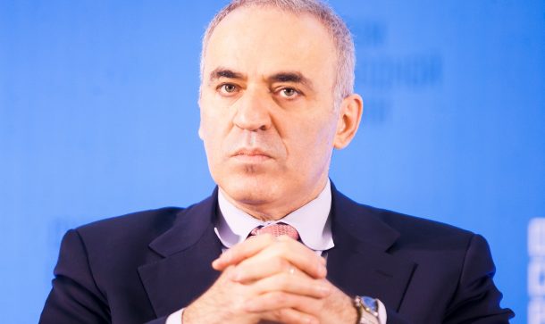 Schach-Legende Kasparov: Popularität von Bitcoin ist unvermeidlich Kasparov-sitzt-vor-einem-blauen-hintergrund