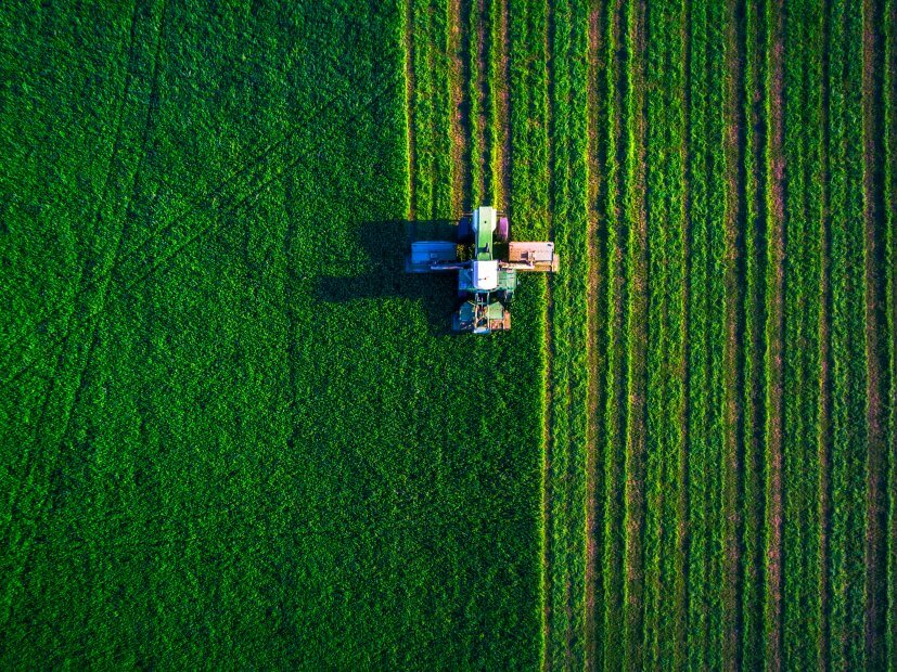 Yield Farming und Liquidity Mining: Der neue Stern am DeFi-Himmel? ein traktor, der auf einem acker rumfährt