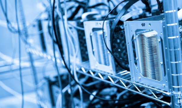 Riot Blockchain deckt sich mit 3.000 Antminern ein antminer-stehen-nebeneinander