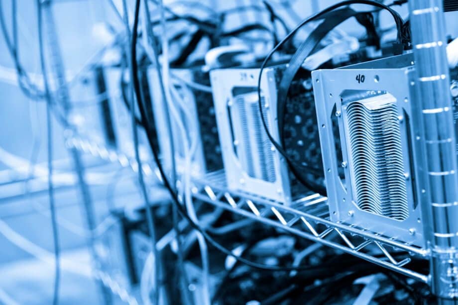 Riot Blockchain deckt sich mit 3.000 Antminern ein antminer-stehen-nebeneinander