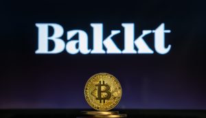 Bakkt-logo-mit-einer-bitcoin-münze-im-vordergrund