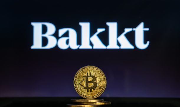 Anleger zeigen Bitcoin-Terminbörse Bakkt die kalte Schulter Bakkt-logo-mit-einer-bitcoin-münze-im-vordergrund