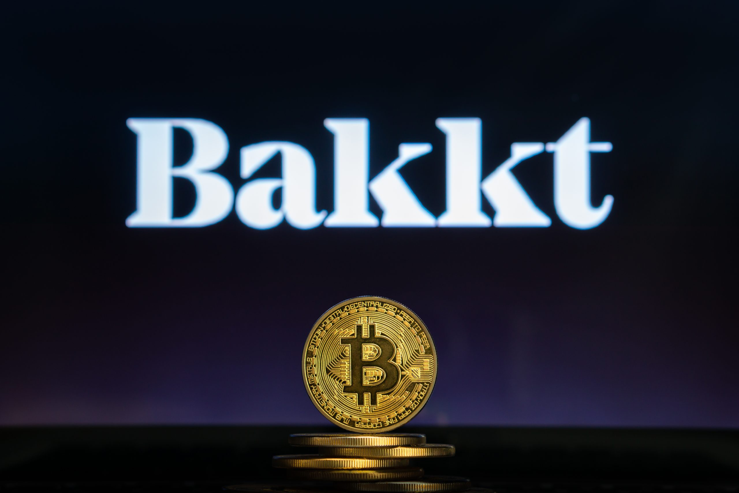 Bakkt-logo-mit-einer-bitcoin-münze-im-vordergrund