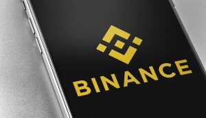 Smartphone mit Logo der Bitcoin-Börse Binance