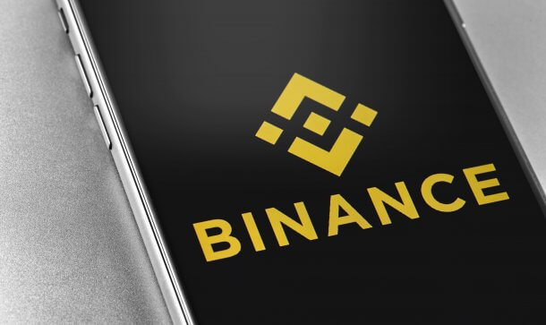 Binance Card kommt auf den europäischen Markt – Swipe sitzt mit im Boot Smartphone mit Logo der Bitcoin-Börse Binance
