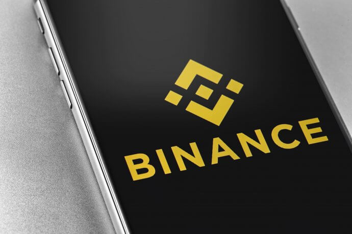 Smartphone mit Logo der Bitcoin-Börse Binance