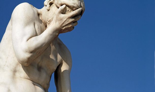 Huch! Coinmarketcap listet BNB versehentlich als Top-DeFi-Coin Nahaufnahme einer Statue, die das Gesicht mit der Hand bedeckt