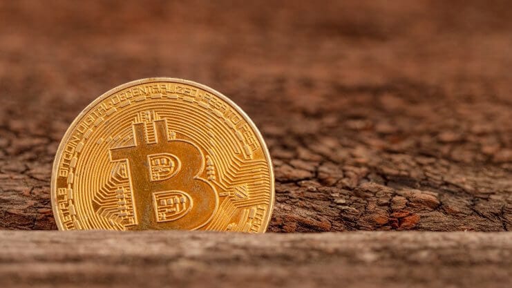 bitcoin-münze-auf-einem-holztisch