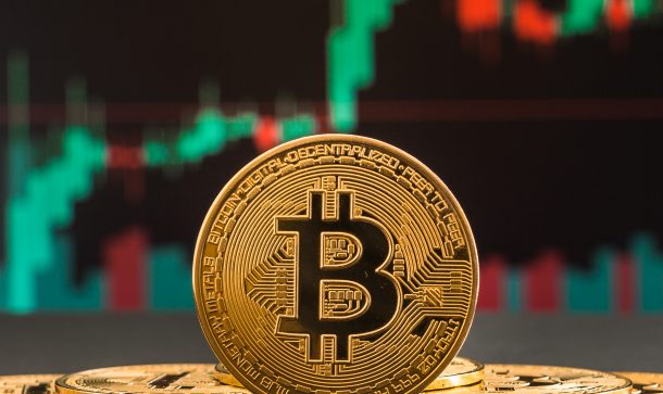 Bitcoin bei 28.000 US-Dollar? Kein Problem, sagt Max Keiser bitcoin-münze-vor-einer-chart