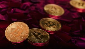 bitcoin-münze-auf-roten-steinen