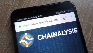 Smartphone mit Chainalysis-Logo