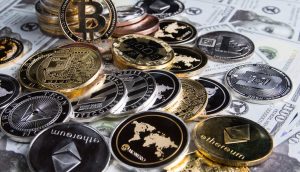 Diverse Krypto-Münzen auf 100-US-Dollar-Noten