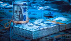 zwei geschnürte us-dollar bündel in blau auf blauem hintergrund