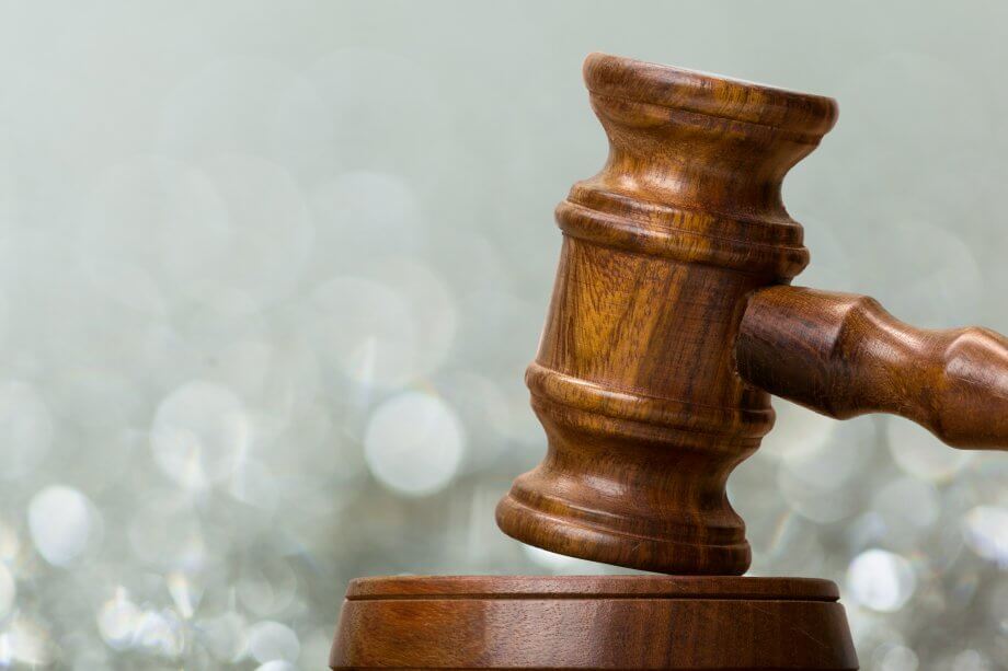 Gericht verdonnert Bitcoin-Börse Bitfinex richterhammer-in-einem-gericht