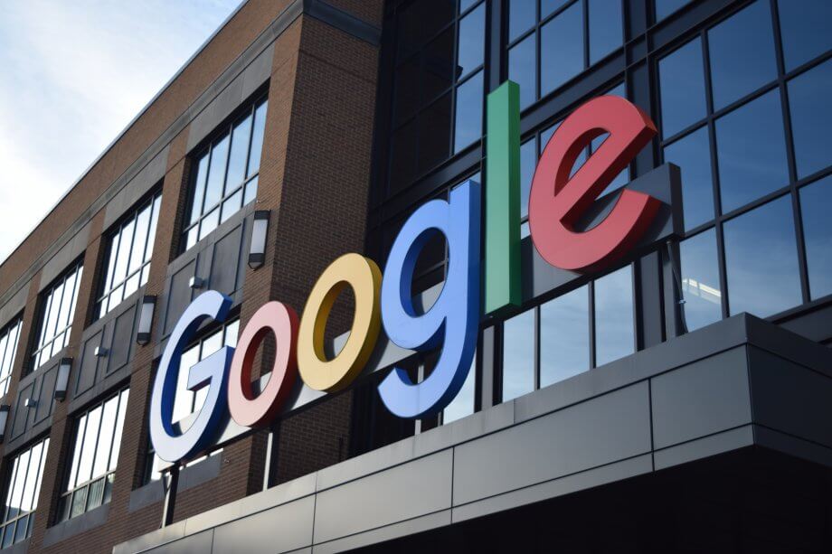 Google, Twitter, Facebook droht Milliardenklage der Bitcoin-Community google schriftzugf auf dem gebäude