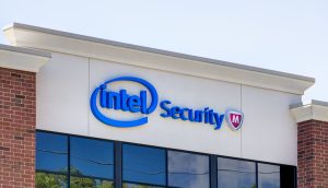 Gebäude von Intel Security mit McAfee-Logo