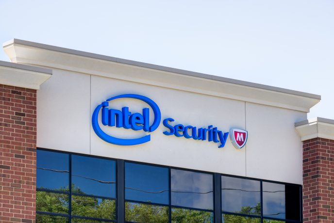 Gebäude von Intel Security mit McAfee-Logo